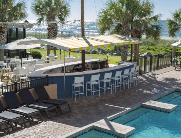 Sea Captain's House Shipyard Oceanfront Bar
